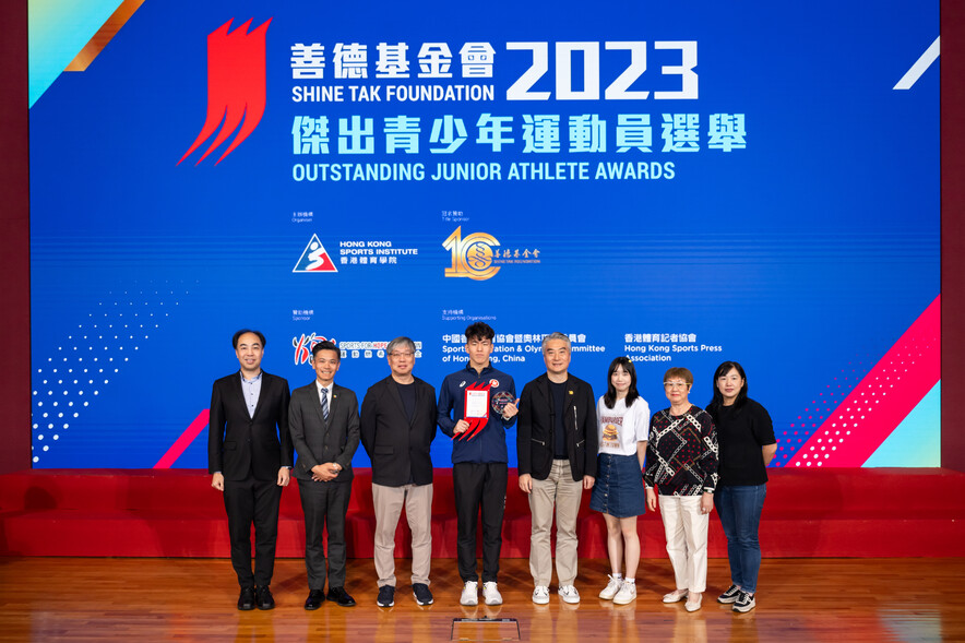 <p>Mr Lam Kwok Hing, MH JP Honorary Consul, Executive Vice Chairman of Shine Tak Foundation (4<sup>th</sup> from right) and Mr Wong Po-kee, MH, Honorary Deputy Secretary General of the SF&amp;OC (3<sup>rd</sup> from left), presented awards to Para swimming athlete Cheung Tsun-lok (4<sup>th</sup> from left) and celebrated with his family, National Sports Association and school representatives.</p>
